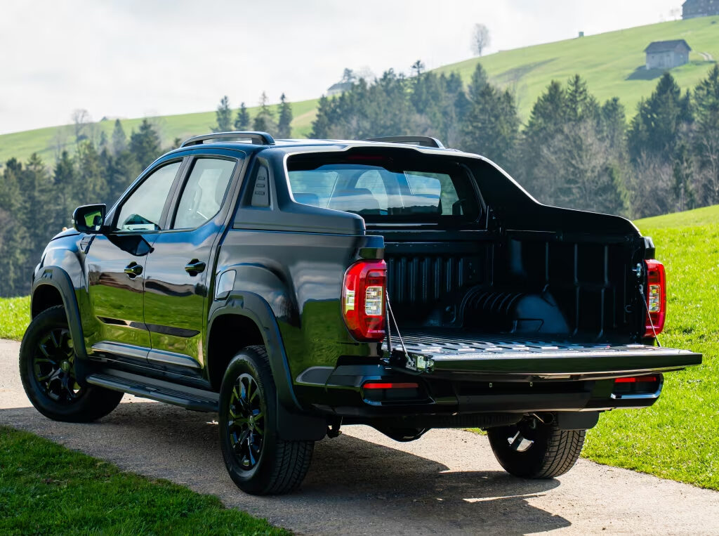 Maxus T60 Max pick-up 4x4 vista posteriore con cassone