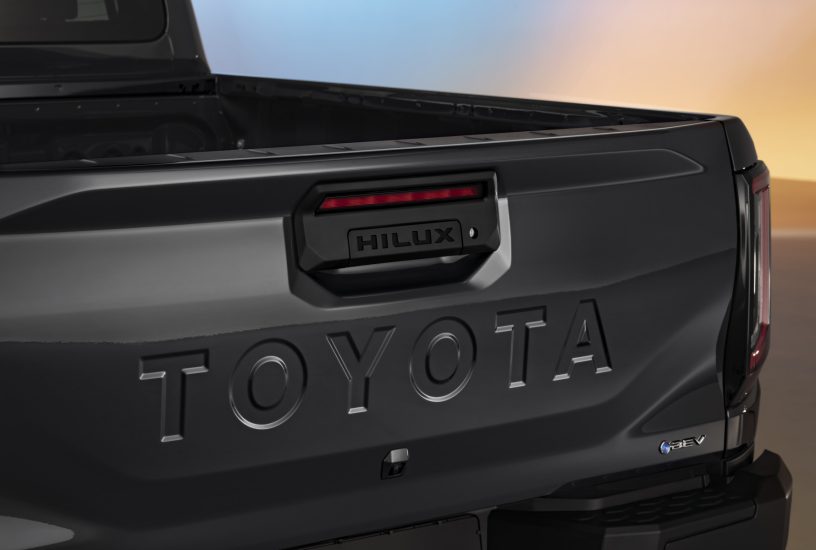 1920_2025toyotahiluxbevext02