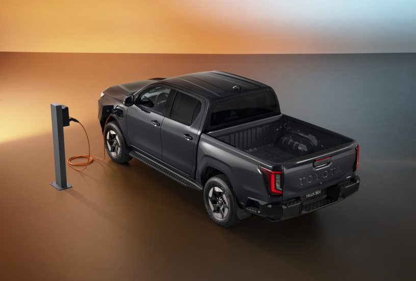 1920_2025toyotahiluxbevhero12
