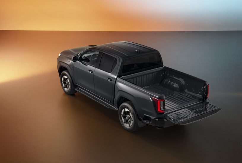 1920_2025toyotahiluxbevhero13