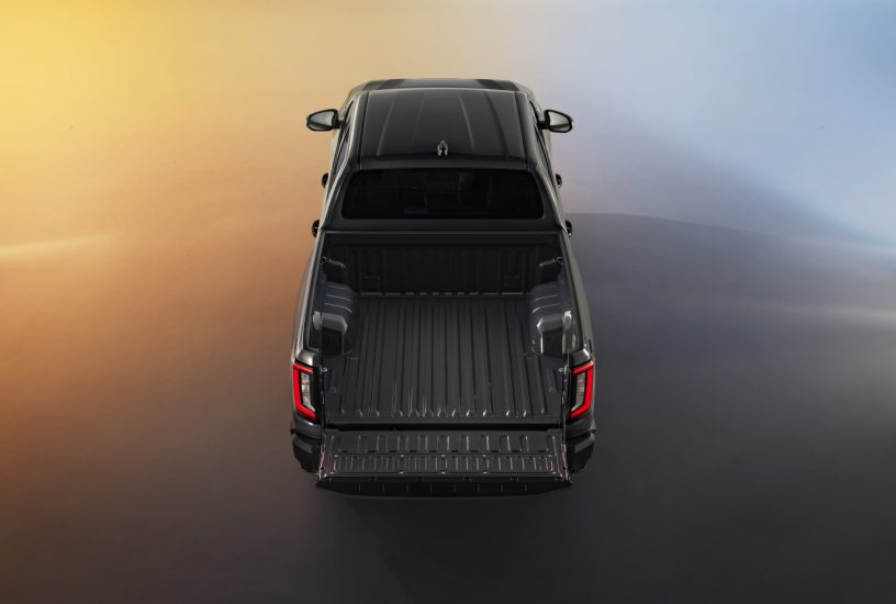 1920_2025toyotahiluxbevhero15