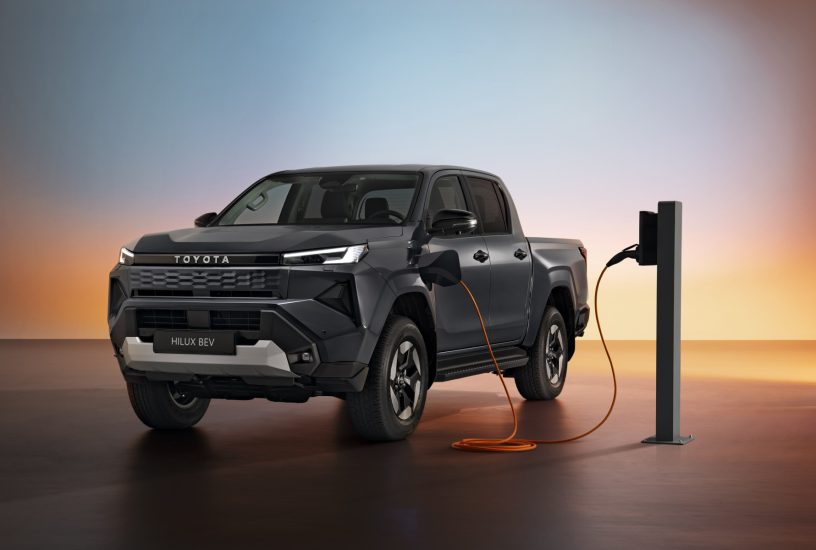 1920_2025toyotahiluxbevhero2