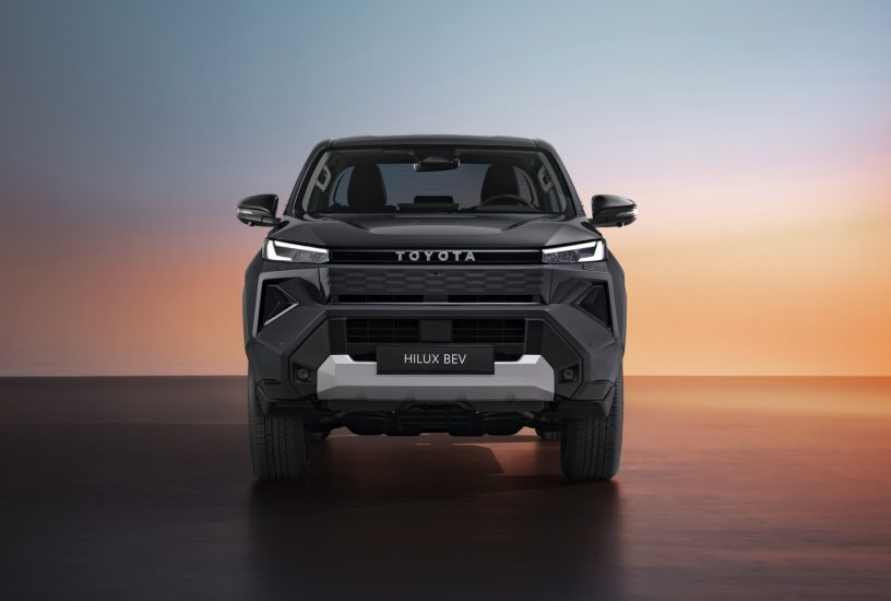 1920_2025toyotahiluxbevhero6