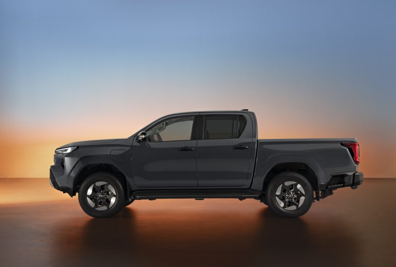 1920_2025toyotahiluxbevhero7