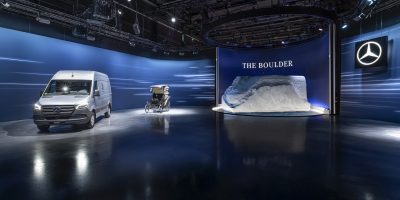 “The Boulder”, Mercedes-Benz svela con una scultura il futuro Sprinter