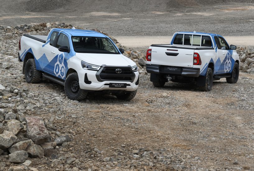 -2024-toyota-hilux-fcev-prototype-dpl-static-008