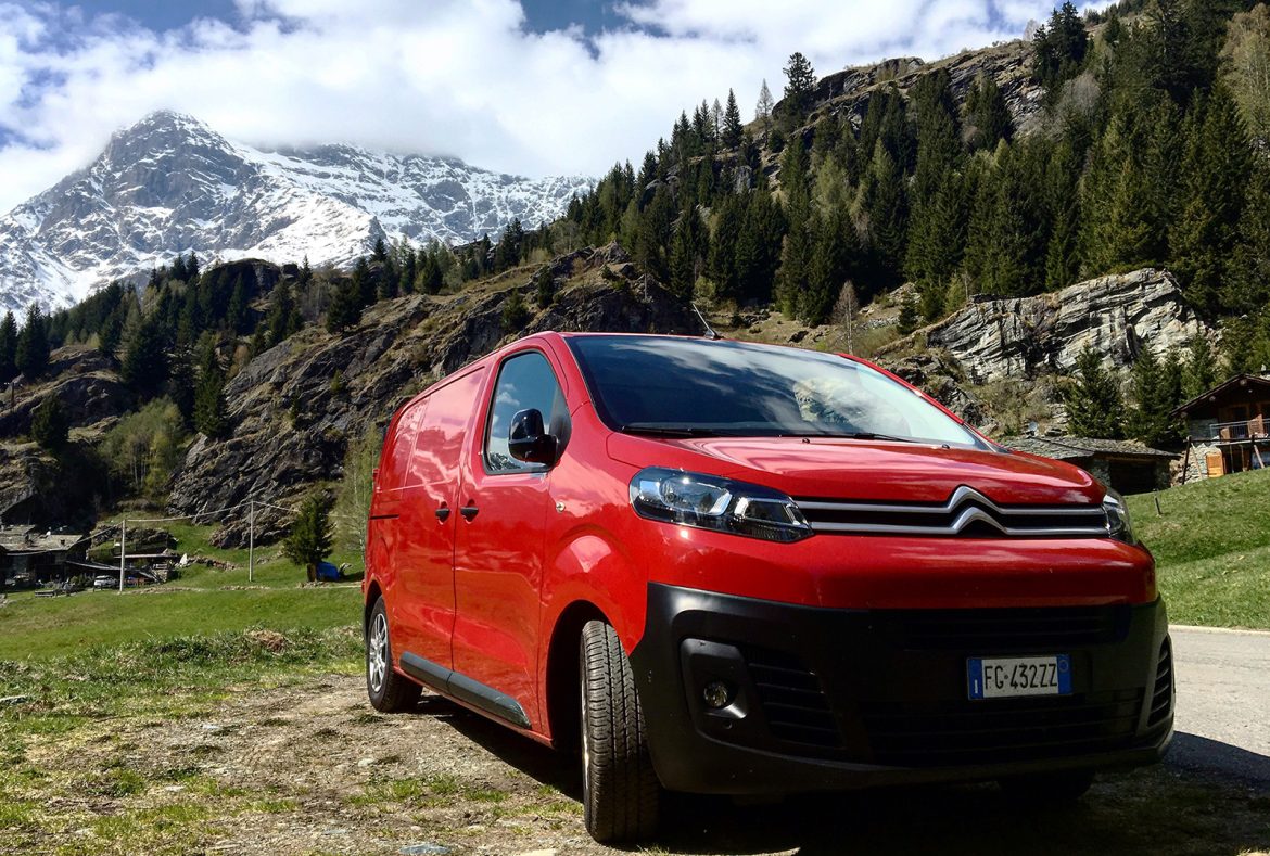 Citroen Jumpy rosso, frontale