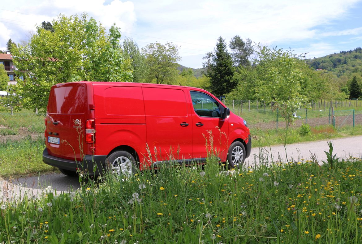 Citroen Jumpy rosso, laterale