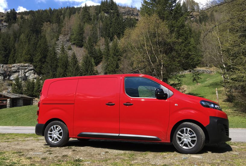 Citroen Jumpy rosso, laterale