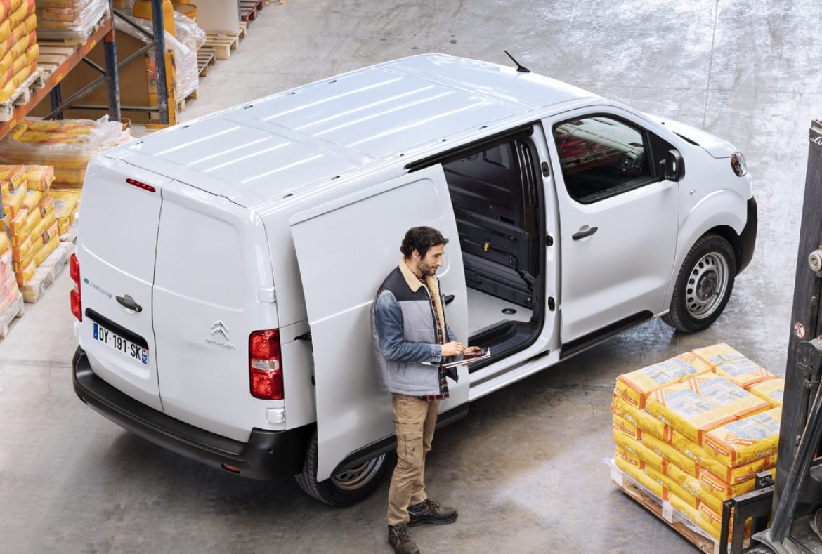 Citroen e_Jumpy furgone con portellone laterale aperto -08
