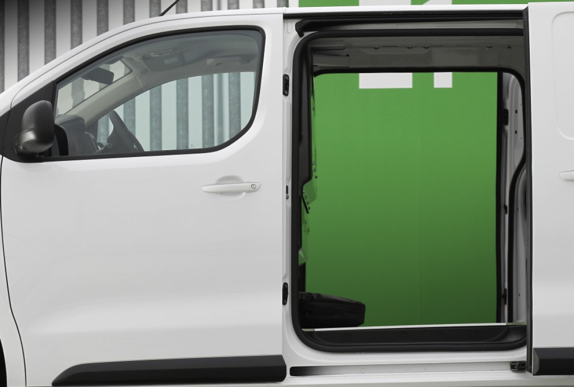 Citroen e_Jumpy furgone con portelloni laterali aperti-16