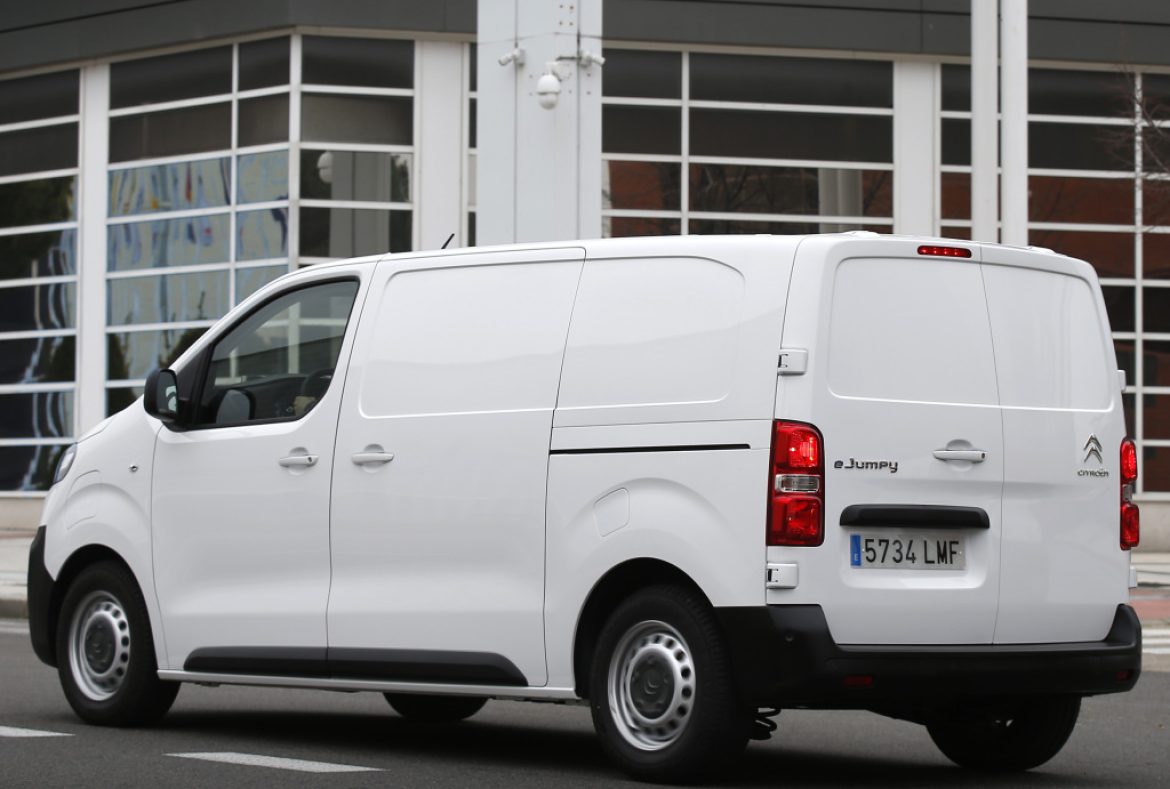 Citroen e_Jumpy furgone, tre quarti posteriore -23
