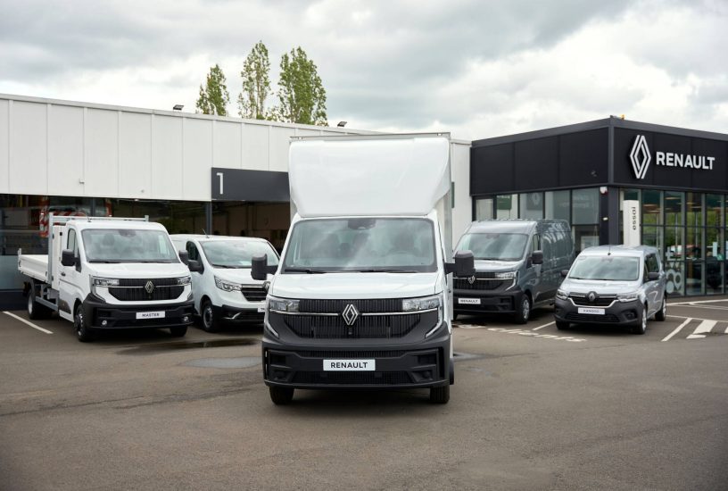 Concession_Renault_Plaisir_-_Gamme_modeles_A_converted_by_Renault_A_1-low_definition