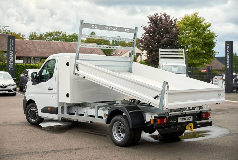 Concession_Renault_Plaisir_-_Renault_Master__A_converted_by_Renault_A-low_definition