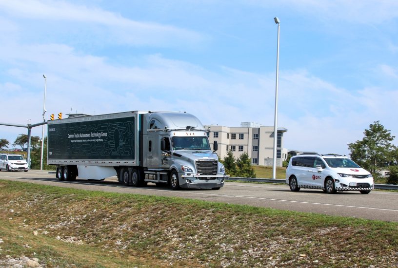 Daimler Trucks bringt ersten hochautomatisierten Lkw auf die StraßeDaimler Trucks begins testing automated trucks on public roads