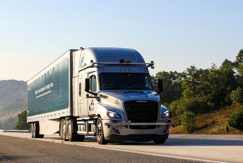 Daimler Trucks bringt ersten hochautomatisierten Lkw auf die StraßeDaimler Trucks begins testing automated trucks on public roads