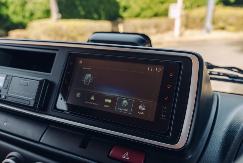 FUSO-Canter-Interieur-with-new-696-Inch-Touchscreen-scaled