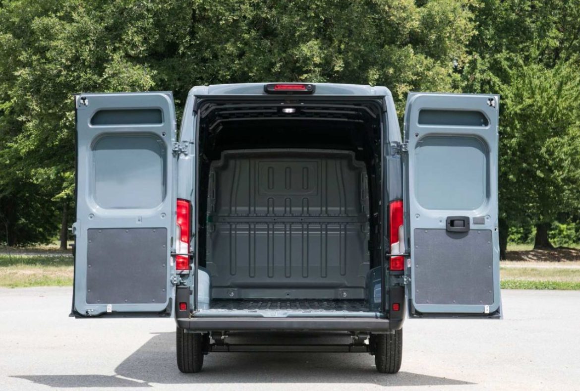 Fiat Ducato furgone 2021, area di carico con portelloni aperti - 14
