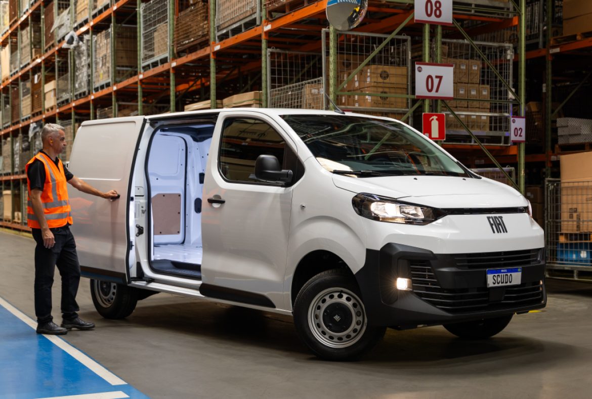 Fiat Scudo cargo tre quarti anteriore portellone laterlale aperto