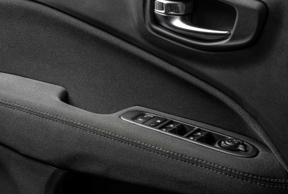 Fiat Toro dettaglio comandi alzavetri e maniglia portiera- 03