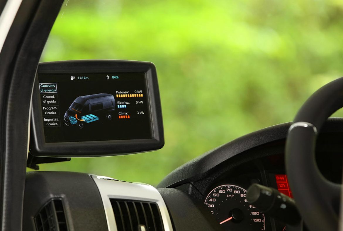 Fiat eDucato furgone elettrico 2021, display supplementare che indica autonomia residua e varie - 12