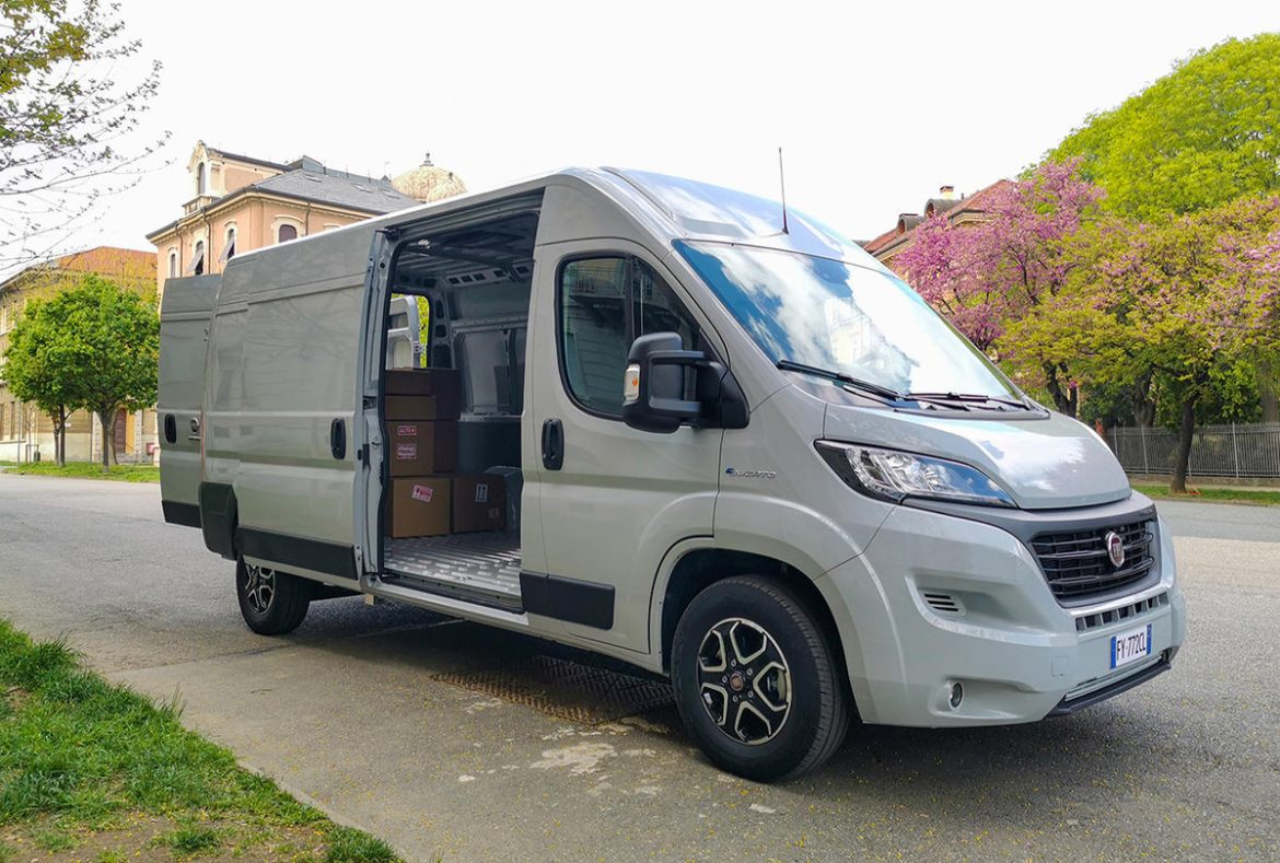 Fiat eDucato furgone elettrico 2021, tre quarti anteriore portellone aperto - 03
