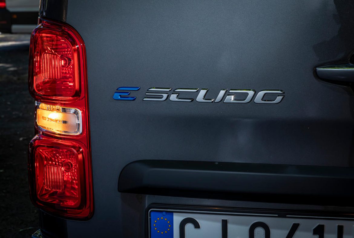 Fiat eScudo Elettrico, fanale posteriore e logo- 09