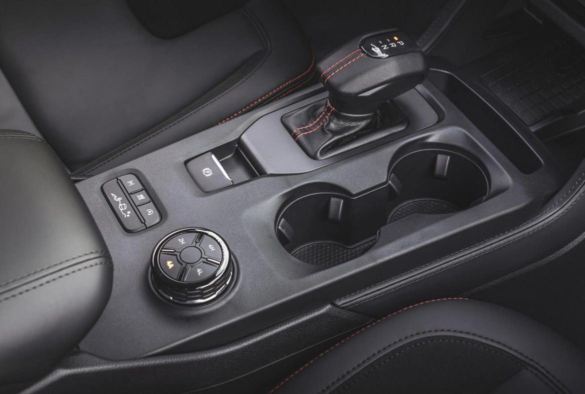 Ford Ranger Raptor, dettagli cambio e comandi di guida- 28