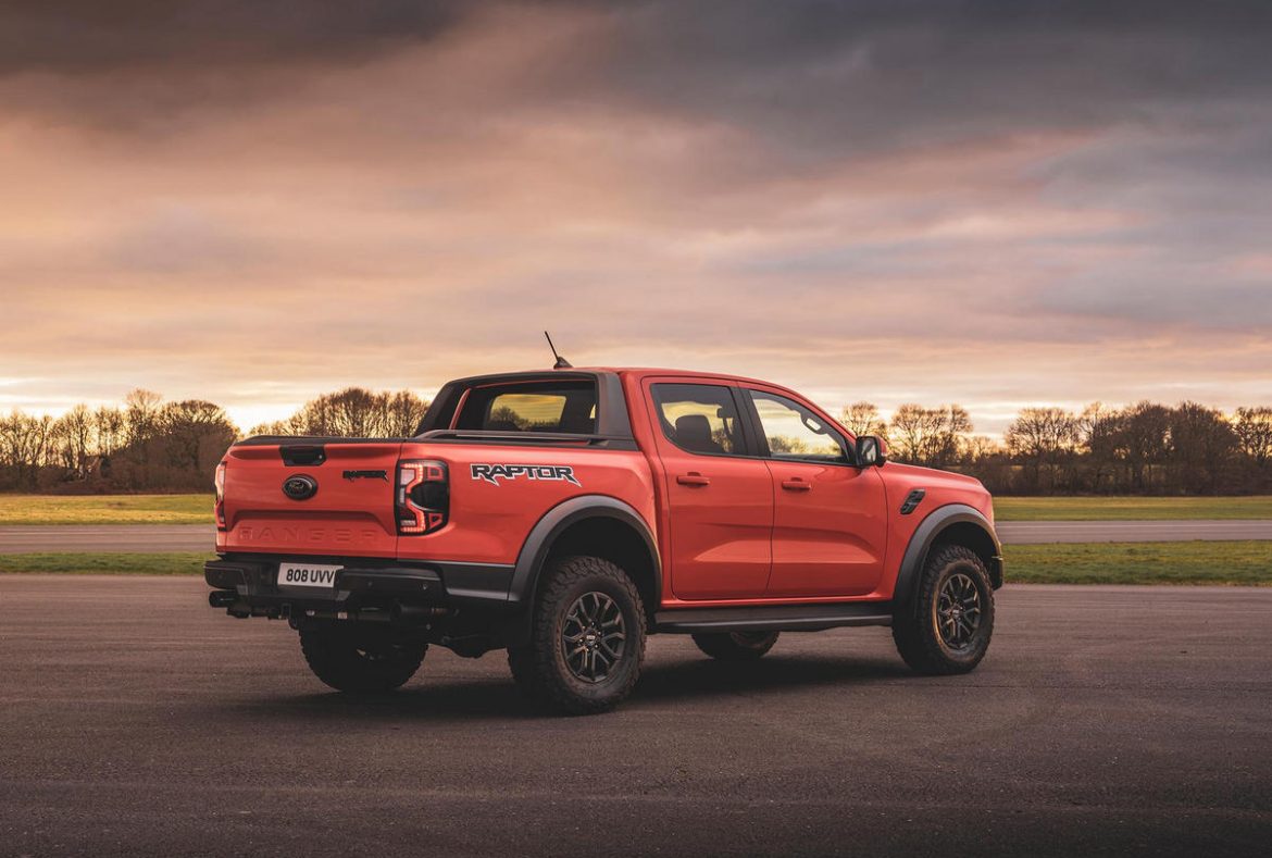 Ford Ranger Raptor , tre quarti posteriore- 01