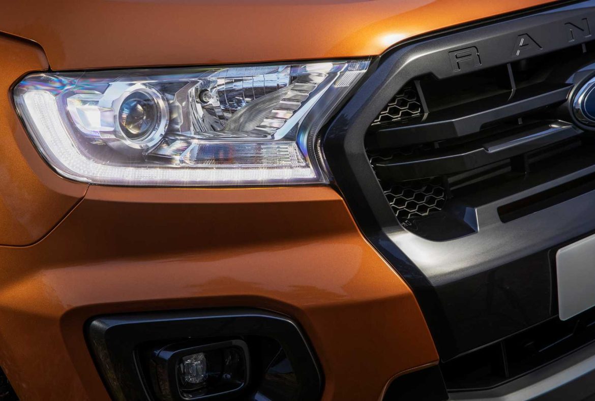 Ford Ranger Wildtrak, dettaglio fari e mascherina anteriore - 11