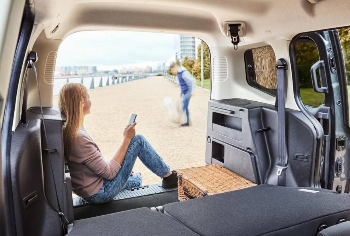 Ford Tourneo Courier, interno sedili ribassati - 03