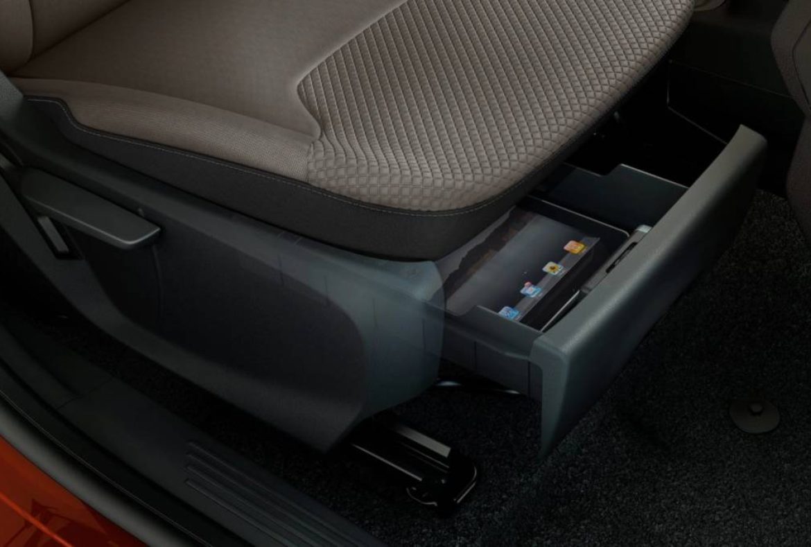 Ford Tourneo Courier, vano portaoggetti sotto il sedile - 13