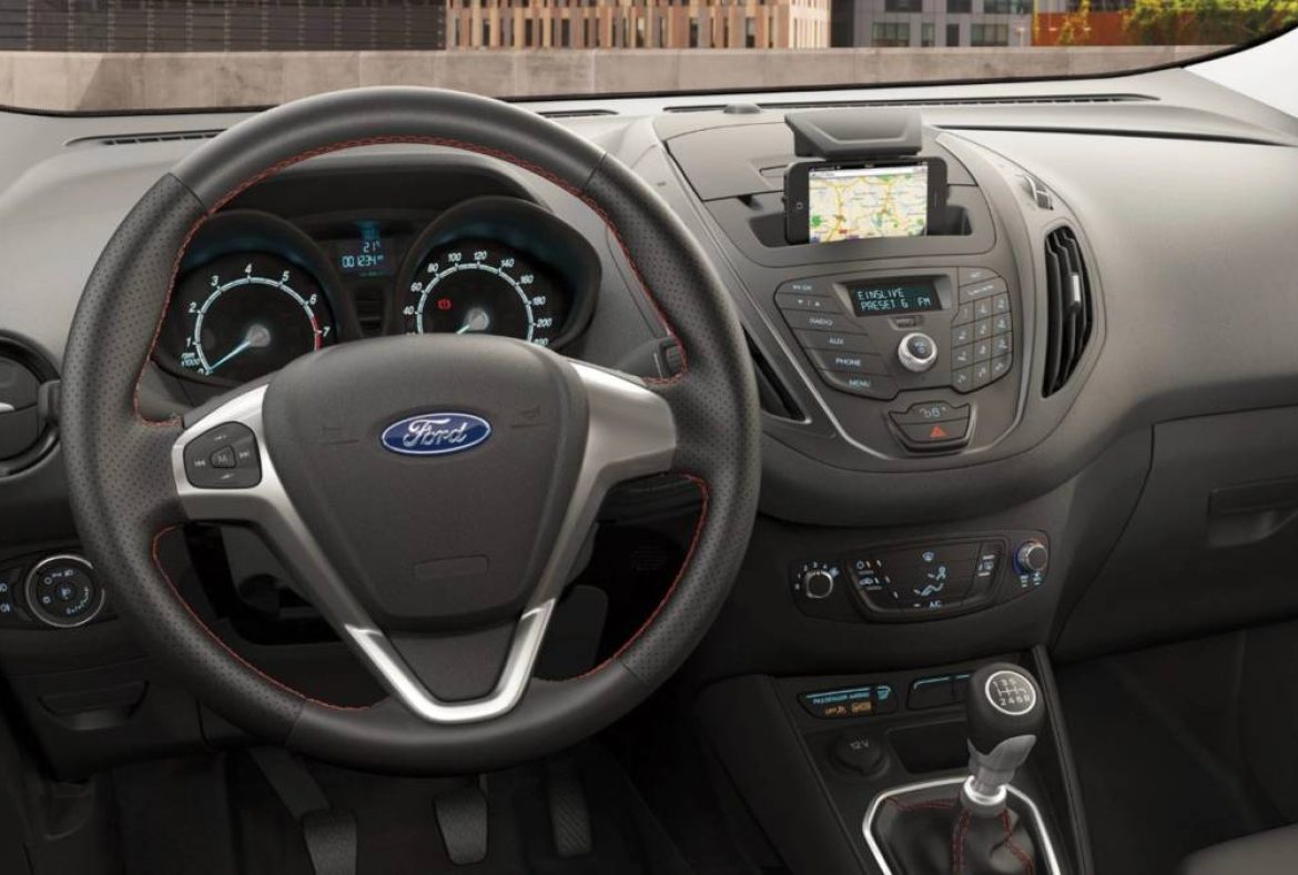 Ford Tourneo Courier, volante e cruscotto - 08