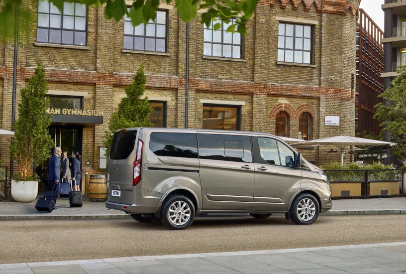 ford-tourneo-custom-restyling-tre-quarti-posteriore