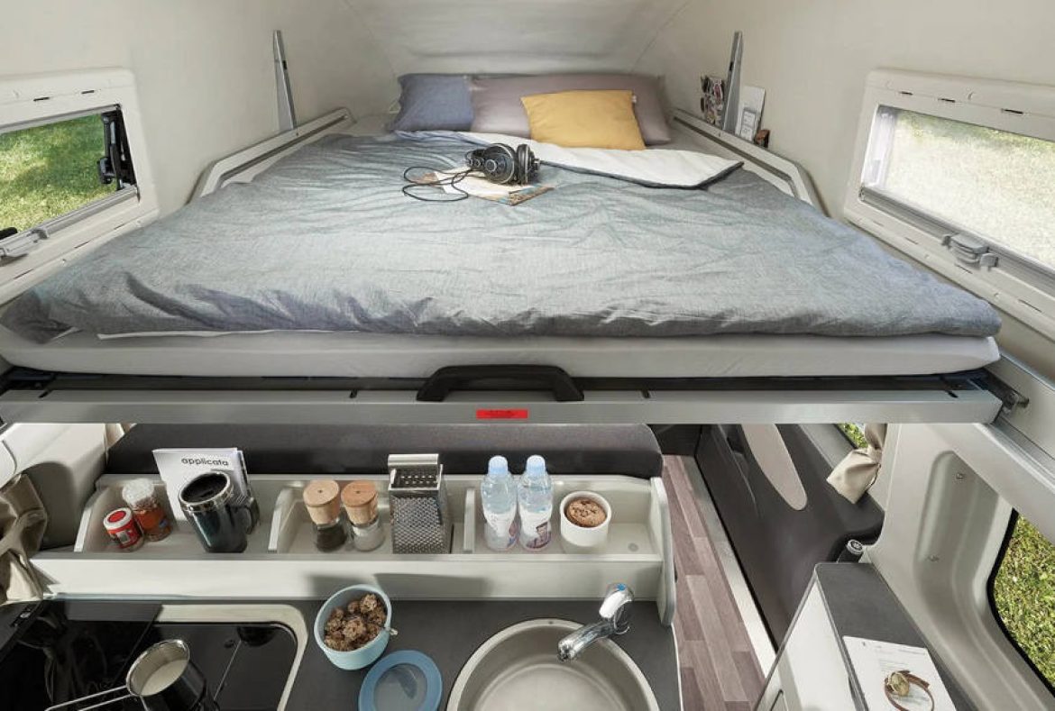 Ford Transit Custom Nugget, letto sopraelevato e vista cucina - 08