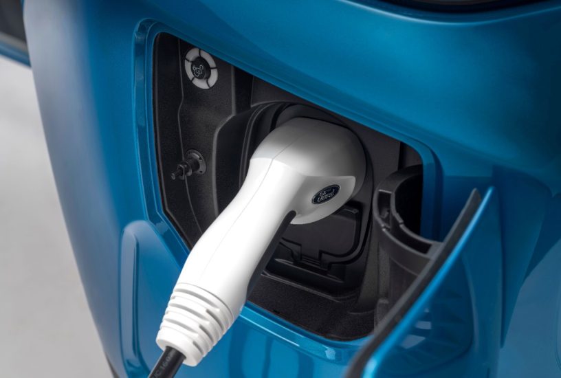 FordE-TransitCustomSport_DigitalAquaBlue_007