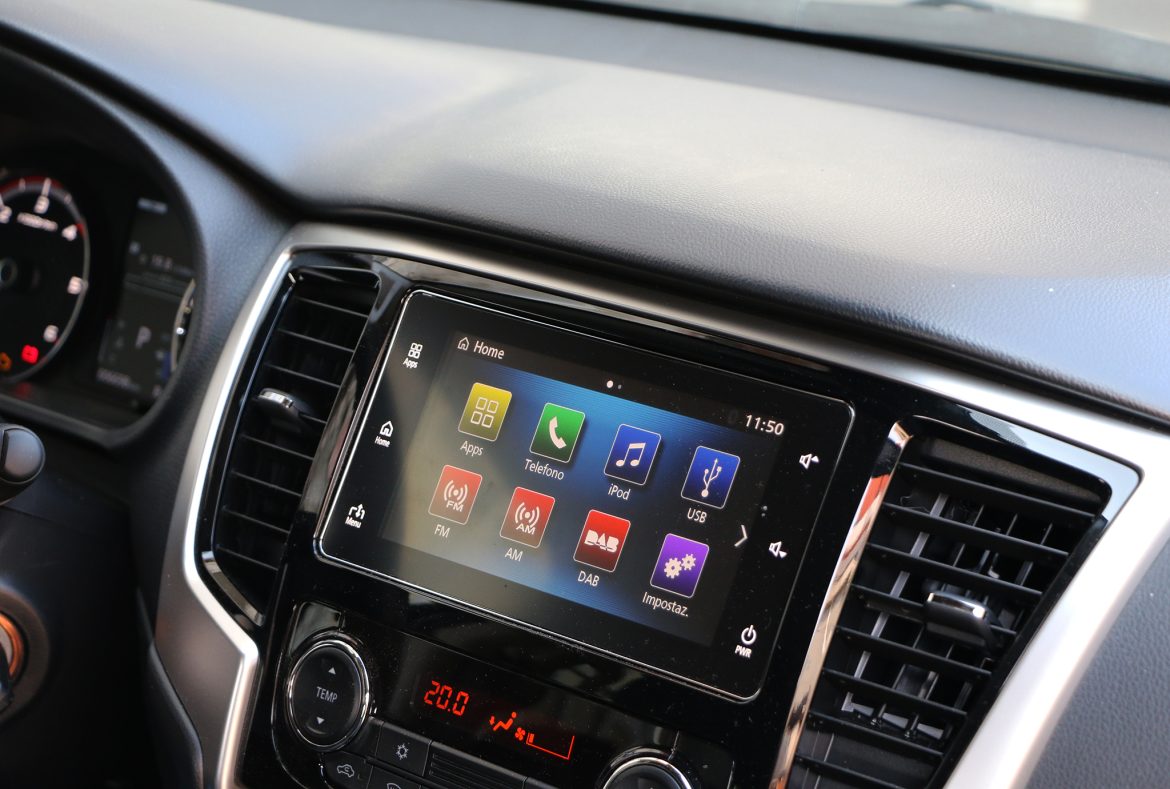 Mitsubishi L200, display Lcd