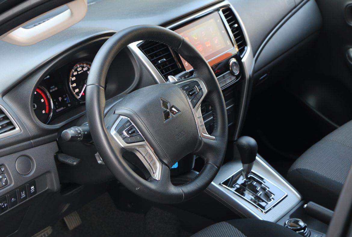 Mitsubishi L200, volante e cruscotto