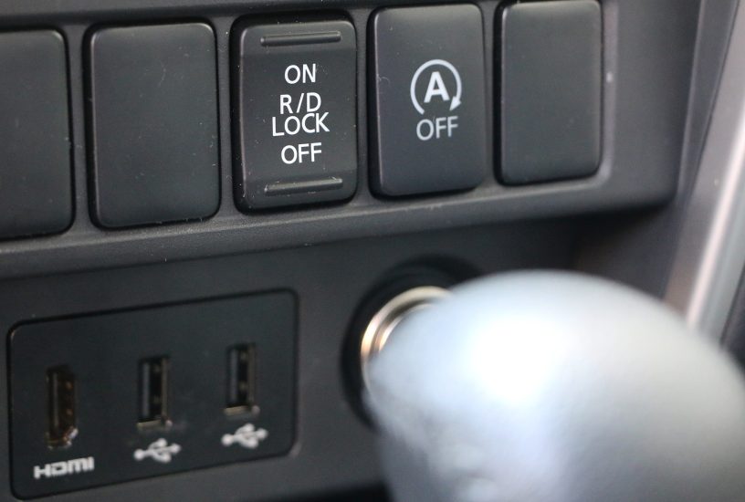 Mitsubishi L200, comandi cruscotto