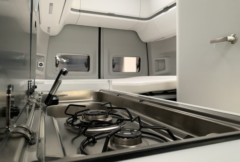 Volkswagen Grand California, lavandino e 2 fuochi