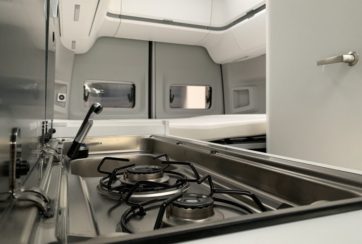 Volkswagen Grand California, lavandino e 2 fuochi