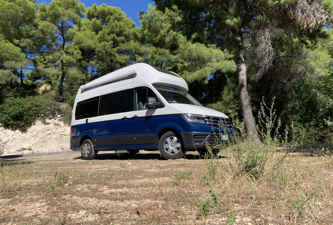 Volkswagen Grand California tre quarti anteriore