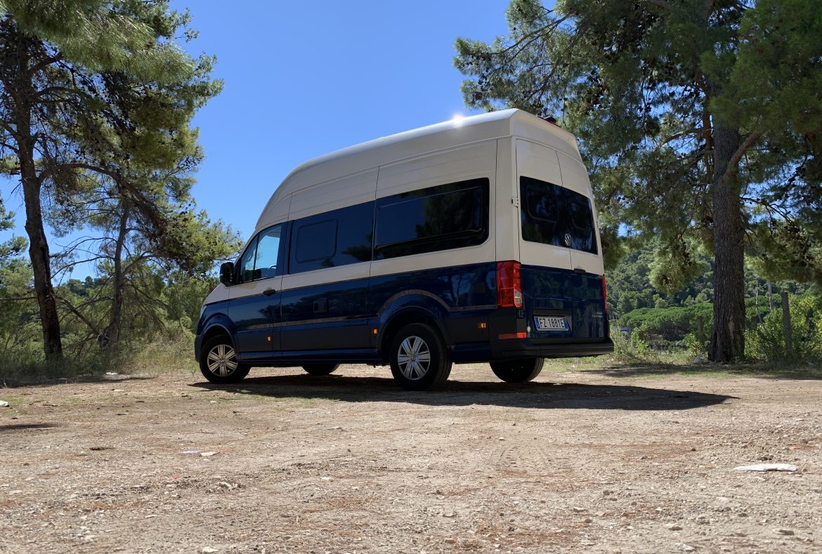 Volkswagen Grand California tre quarti posteriore