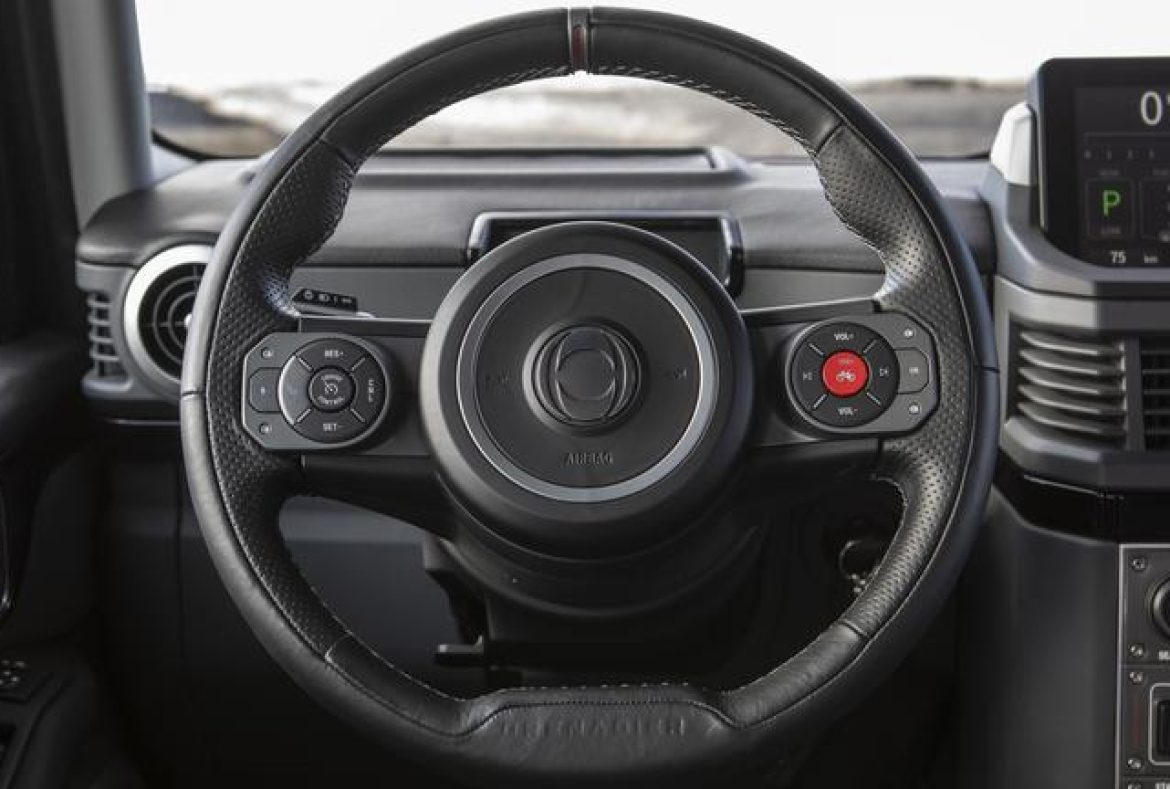 Ineos Grenadier dettaglio volante e comandi- 03