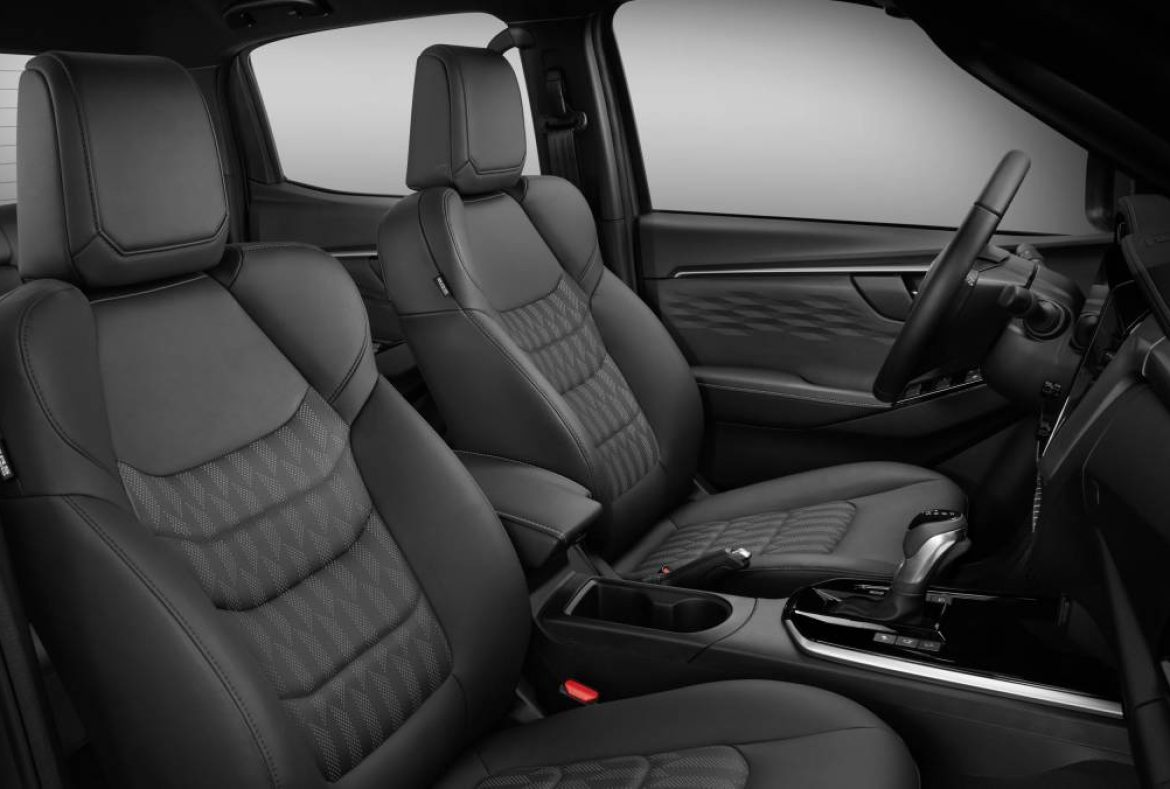 Isuzu D Max interno abitacolo sedute anteriori-05