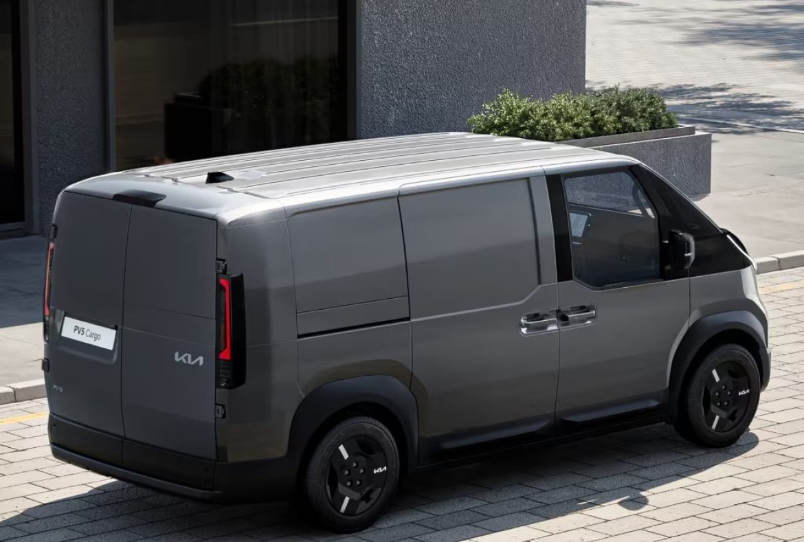 Kia PV5 Cargo tre quarti posteriore-01