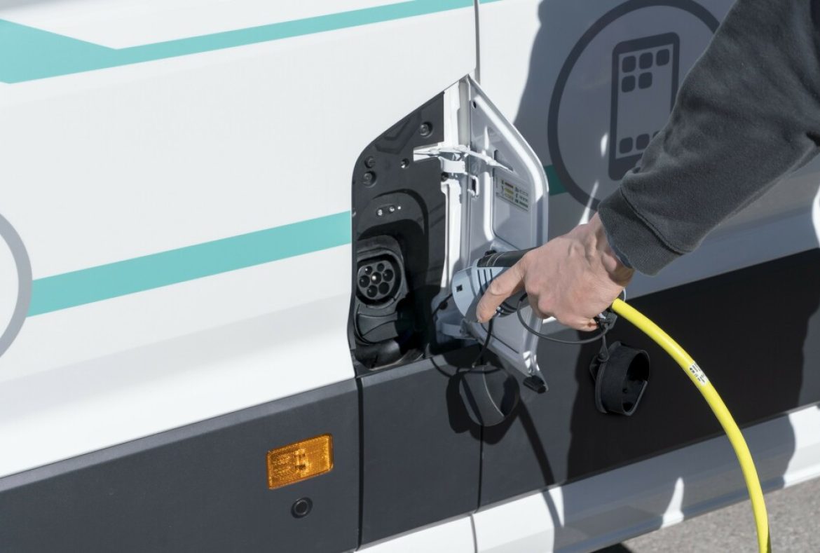 MAN eTGE Furgone elettrico in ricarica- 02