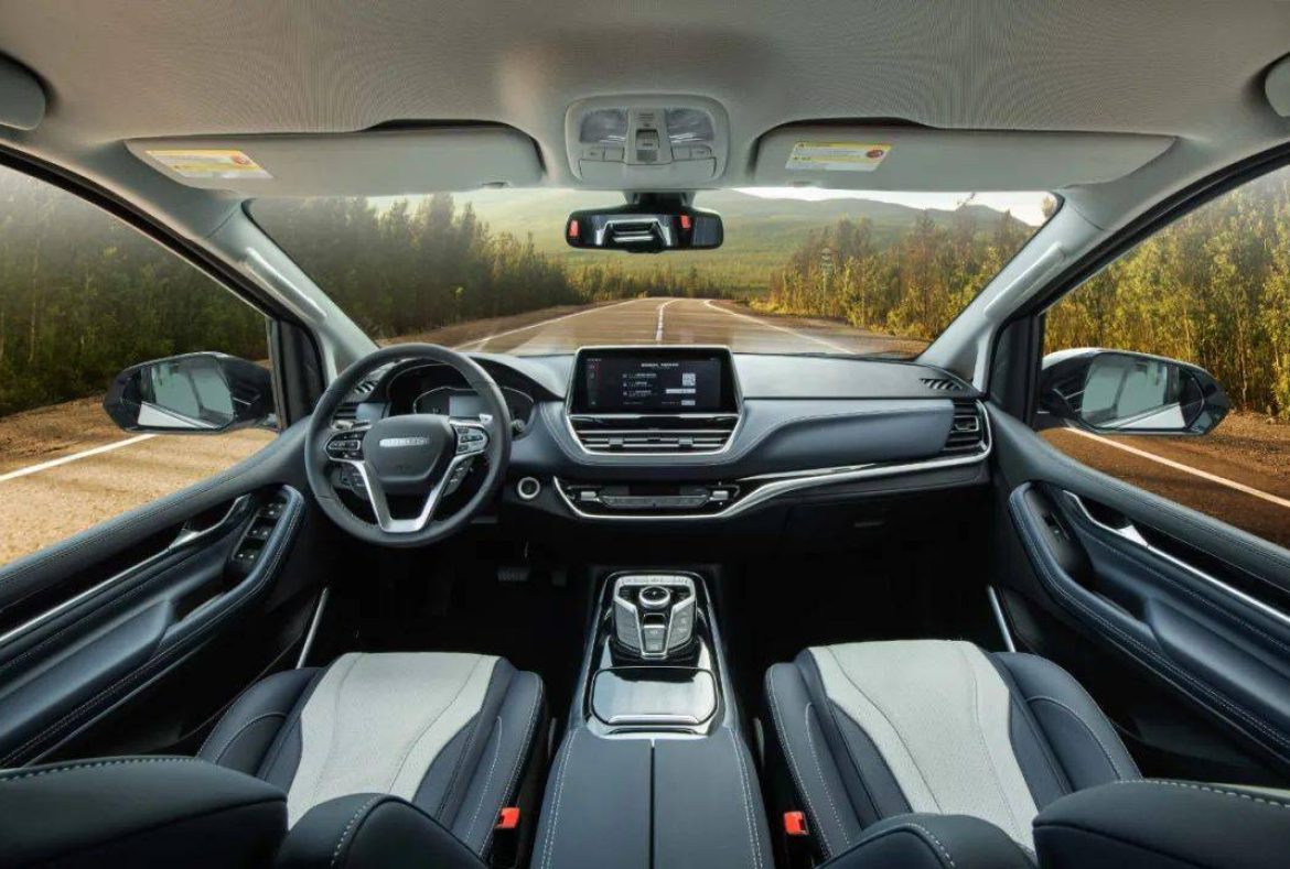 Maxus RG20, cruscotto e interni scuri- 03