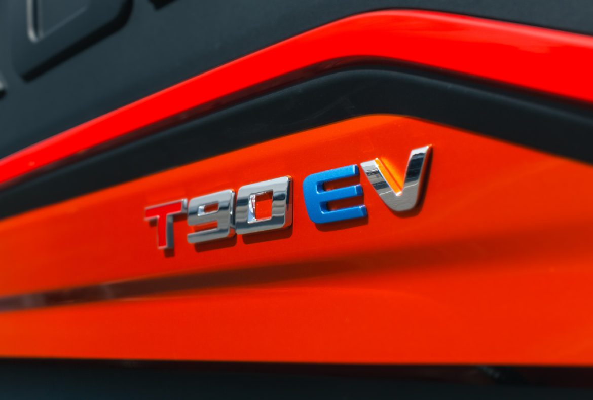 Maxus T90 EV dettaglio logo-25