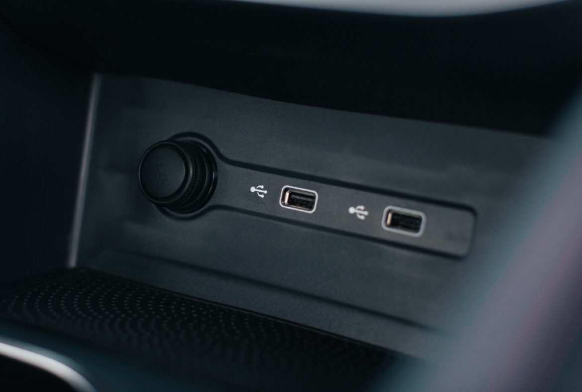 Maxus T90 EV prese interne abitacolo 12v e USB-22